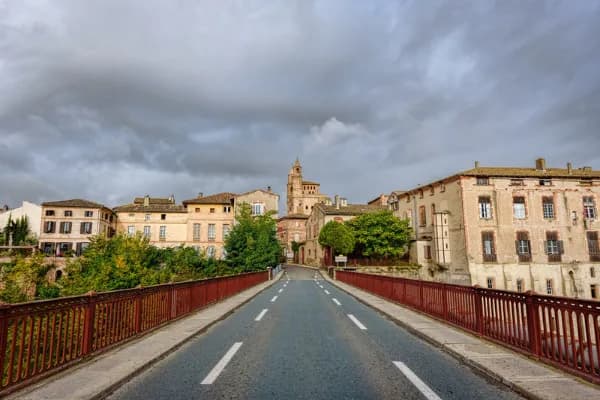 Route menant au centre-ville d'une commune